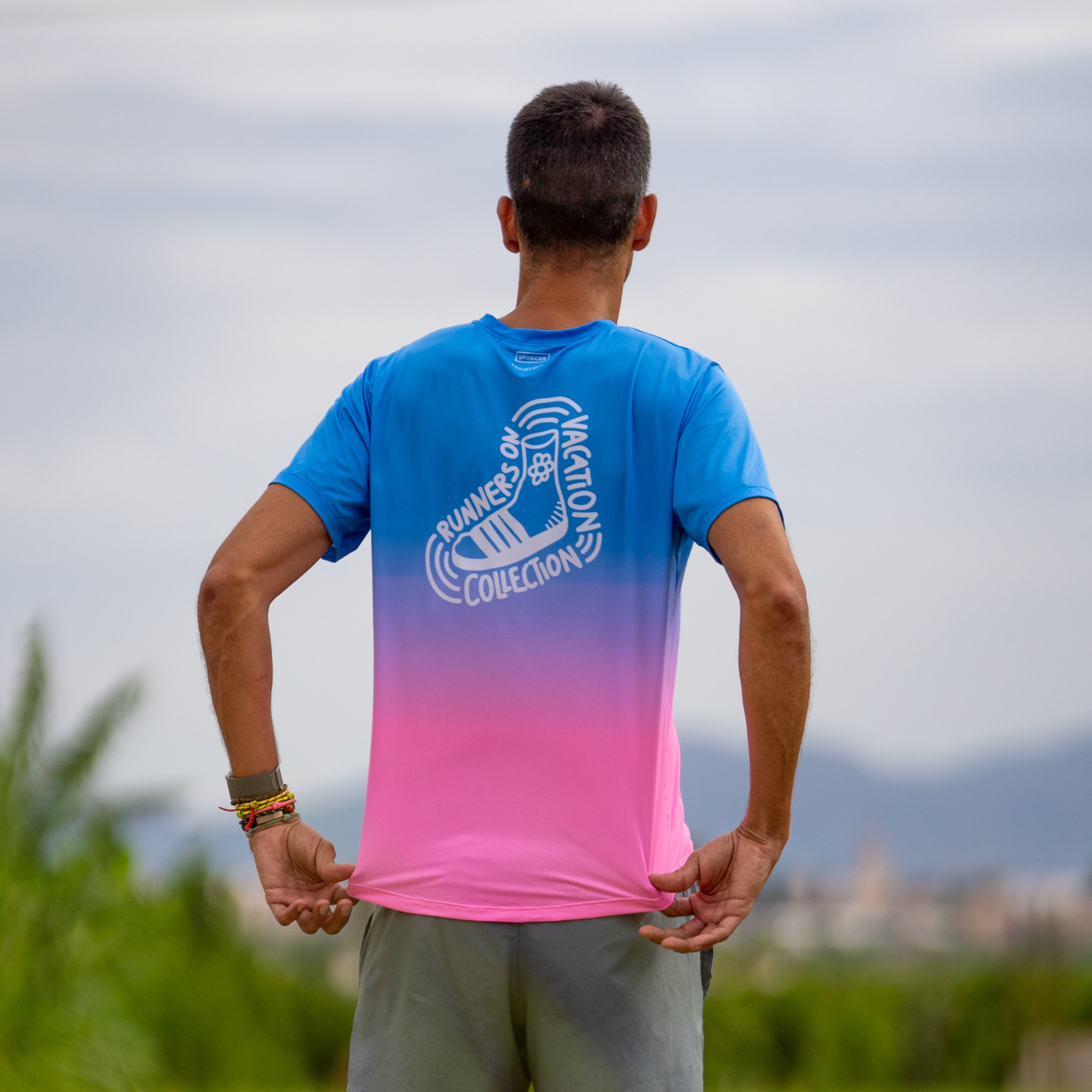 ON VACATION - CAMISETA TÉCNICA UNISEX